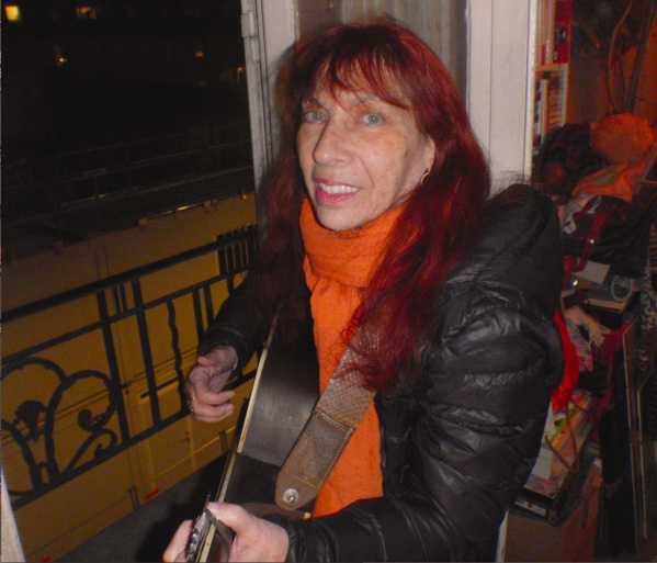 CONFINEMENT CORONAVIRUS. Fabell/Fabienne Elkoubi fait un concert "à la fenêtre" pour rendre hommage au personnel soignant. CONFINEMENT CORONAVIRUS. Fabell/Fabienne Elkoubi fait un concert "à la fenêtre" pour rendre hommage au personnel soignant.