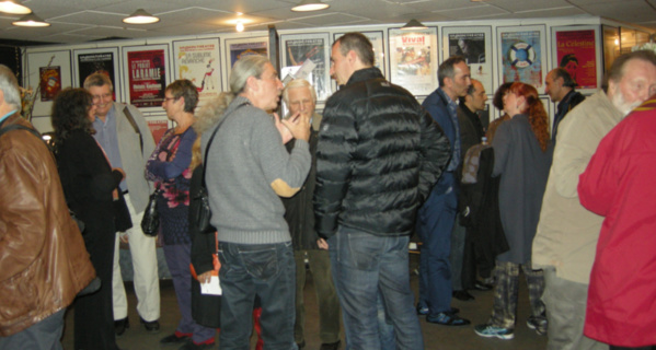 Dès 19 heures, le public se presse dans le hall du Vingtième Théâtre -  © Rouge Orange