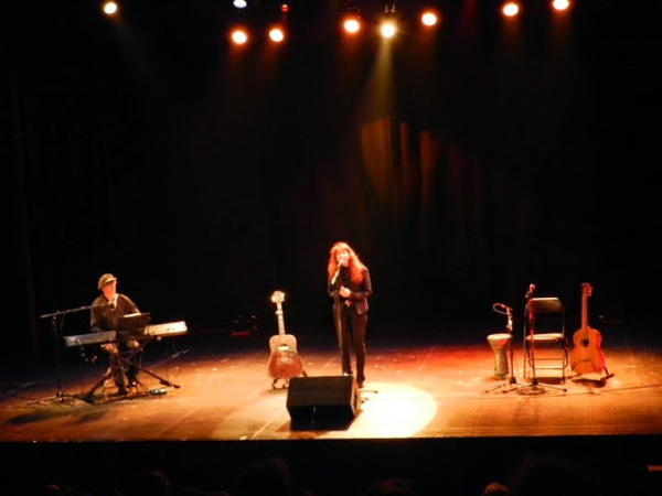 Fabell, accompagnée par Patrick Pernet, sur la belle scène du Vingtième Théâtre - © Tran Nghi Fabell, accompagnée par Patrick Pernet, sur la belle scène du Vingtième Théâtre - © Tran Nghi